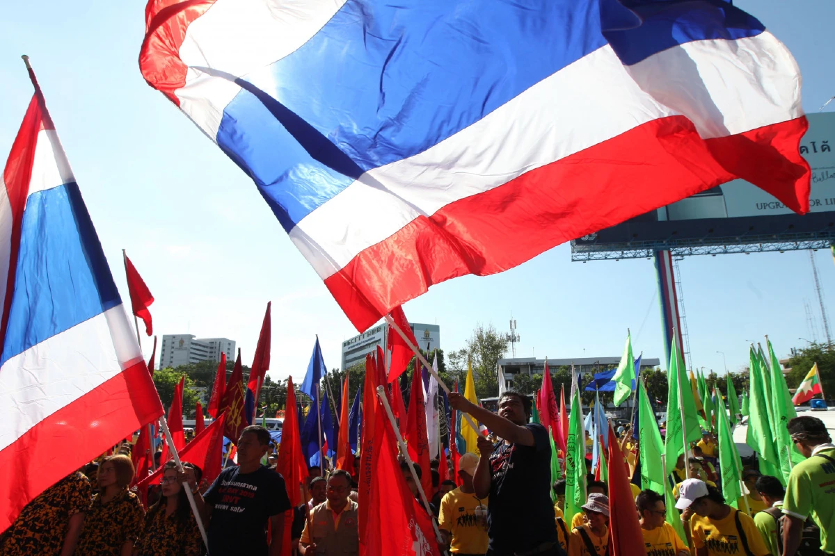 ผู้ใช้แรงงานวาดการ์ตูนล้อบิ๊กป้อมใส่นาฬิกาหรูล้นข้อมือ