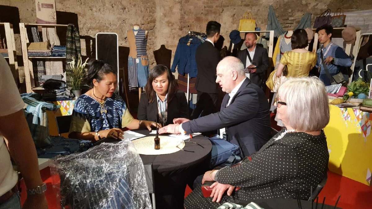 ผ้าไทยกระหึ่มโลก! นำไปโชว์บนเวทีนานาชาติในกรุงบูดาเปสต์