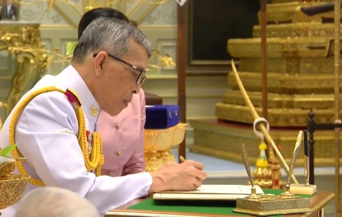 "ในหลวง-พระราชินี" ทรงลงพระปรมาภิไธย-พระนามาภิไธยในสมุดทะเบียนราชาภิเษกสมรส