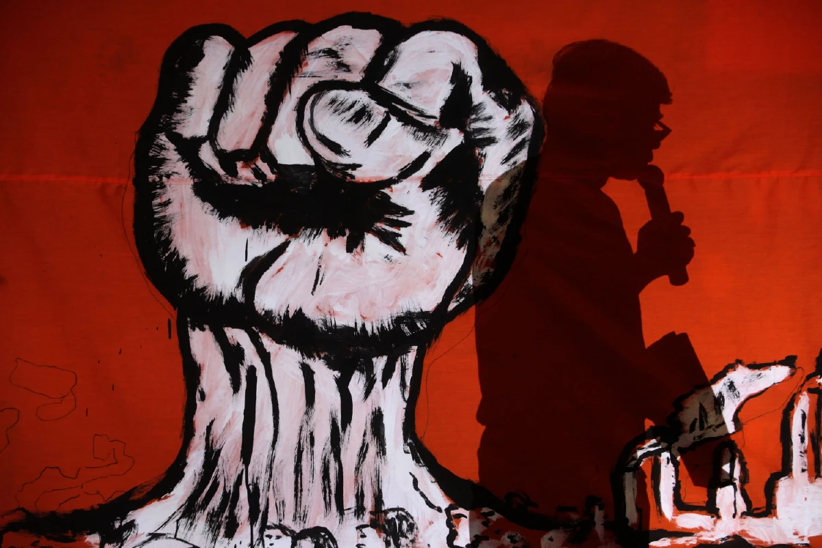 ผู้ใช้แรงงานวาดการ์ตูนล้อบิ๊กป้อมใส่นาฬิกาหรูล้นข้อมือ