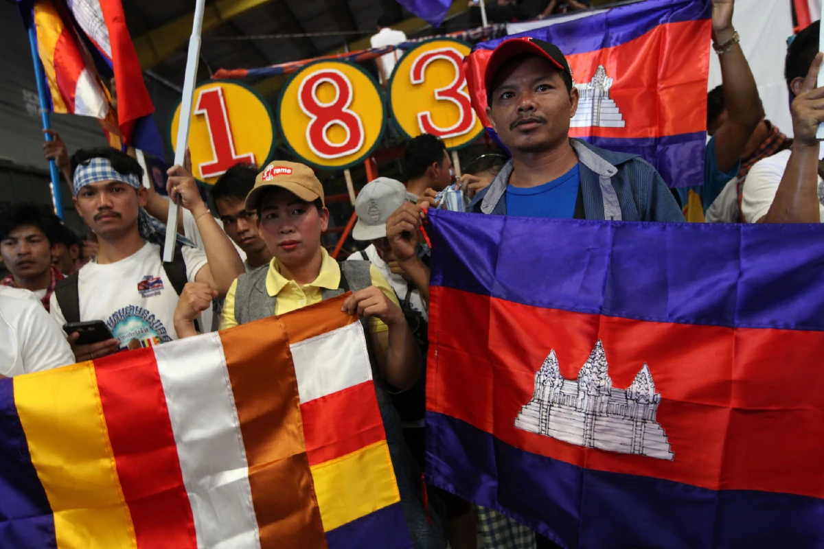 ผู้ใช้แรงงานวาดการ์ตูนล้อบิ๊กป้อมใส่นาฬิกาหรูล้นข้อมือ