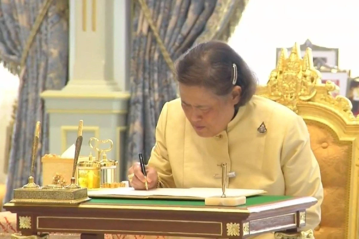 "ในหลวง-พระราชินี" ทรงลงพระปรมาภิไธย-พระนามาภิไธยในสมุดทะเบียนราชาภิเษกสมรส