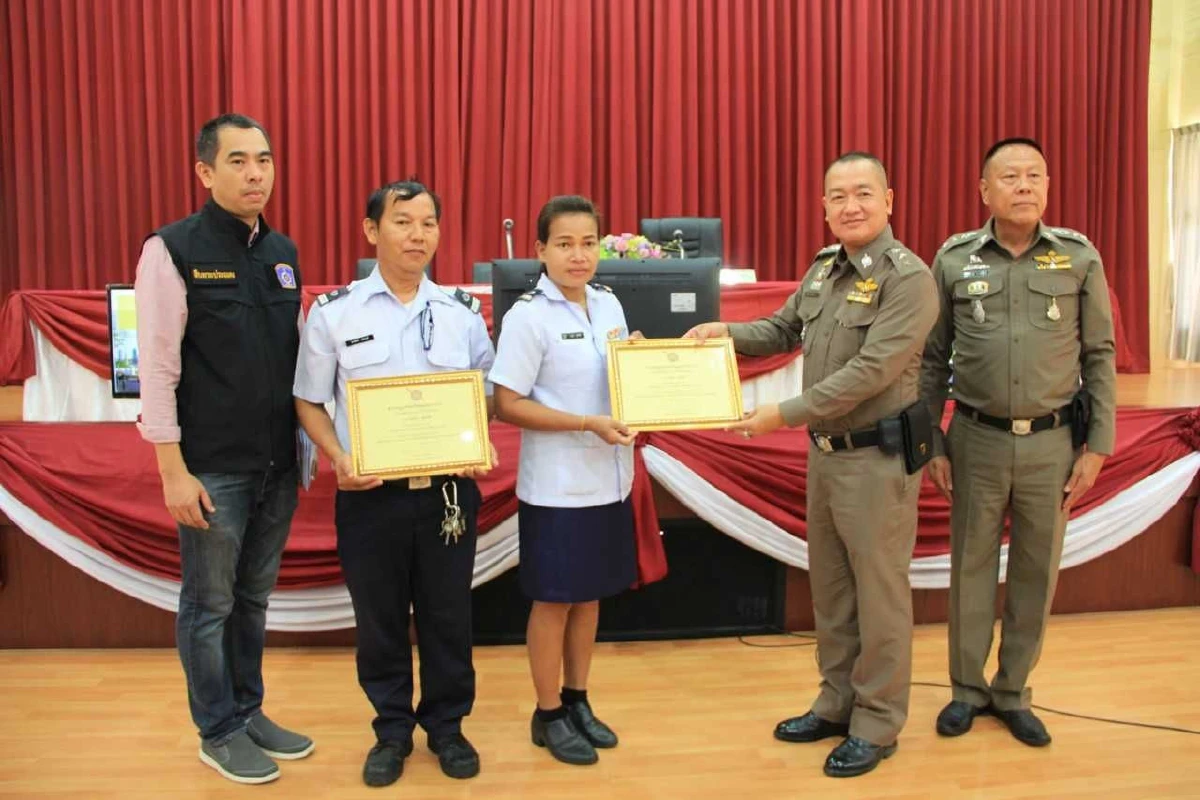 ตำรวจมอบเกียรติบัตร 3พลเมืองดีช่วยจับโจรลักไอโฟน