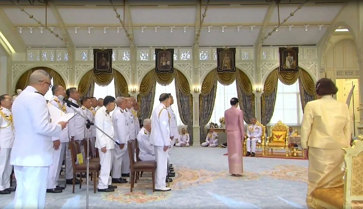 "ในหลวง-พระราชินี" ทรงลงพระปรมาภิไธย-พระนามาภิไธยในสมุดทะเบียนราชาภิเษกสมรส