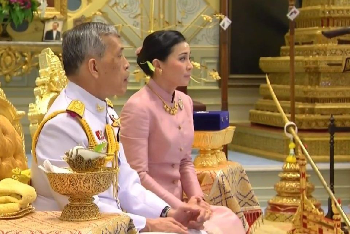 "ในหลวง-พระราชินี" ทรงลงพระปรมาภิไธย-พระนามาภิไธยในสมุดทะเบียนราชาภิเษกสมรส "ในหลวง-พระราชินี" ทรงลงพระปรมาภิไธย-พระนามาภิไธยในสมุดทะเบียนราชาภิเษกสมรส