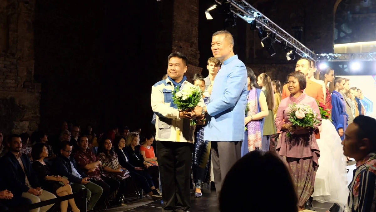 ผ้าไทยกระหึ่มโลก! นำไปโชว์บนเวทีนานาชาติในกรุงบูดาเปสต์