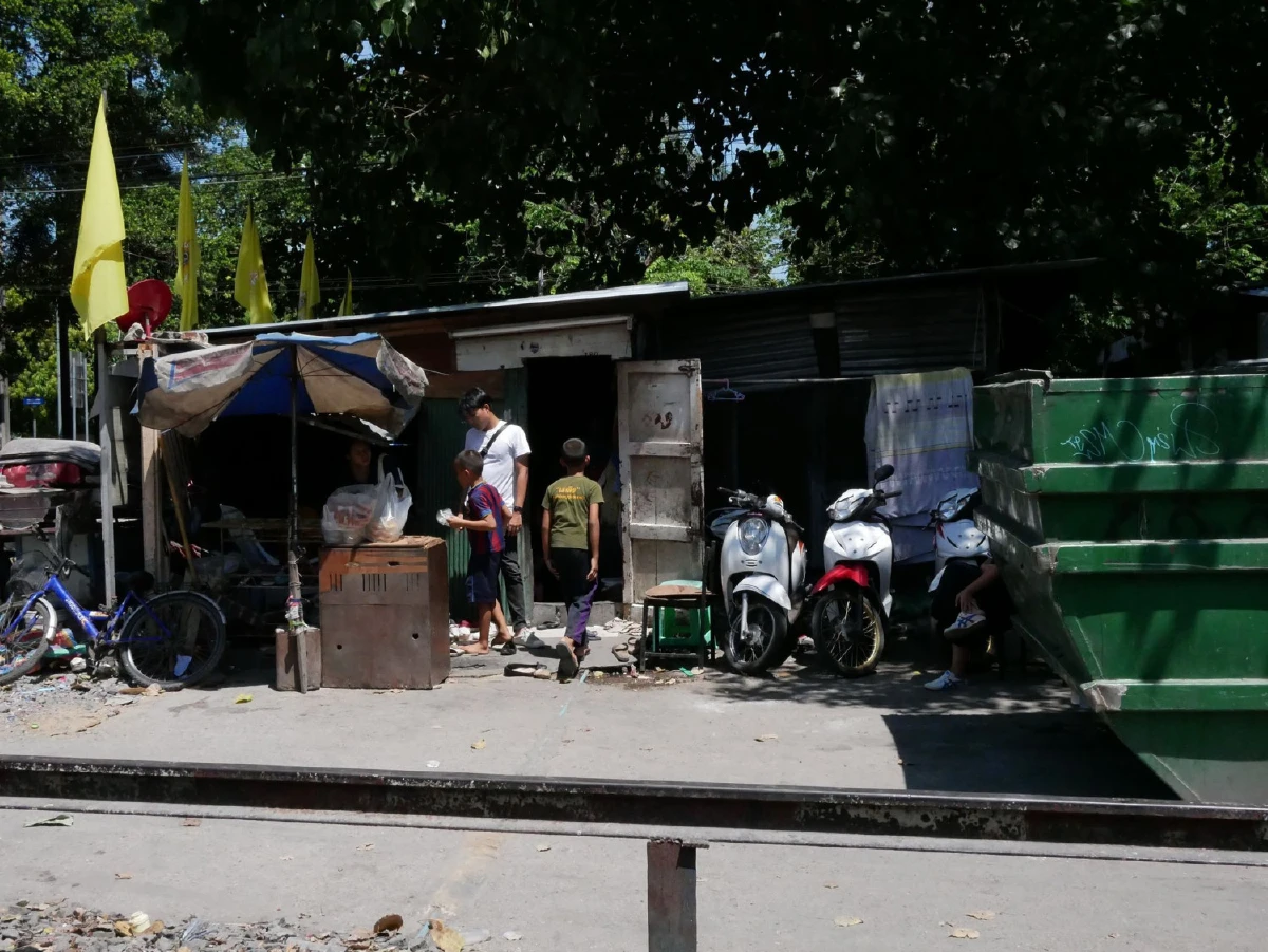 "ชุมชนโค้งรถไฟยมราช" พื้นที่ที่ "โอกาสยังมาไม่ถึง"