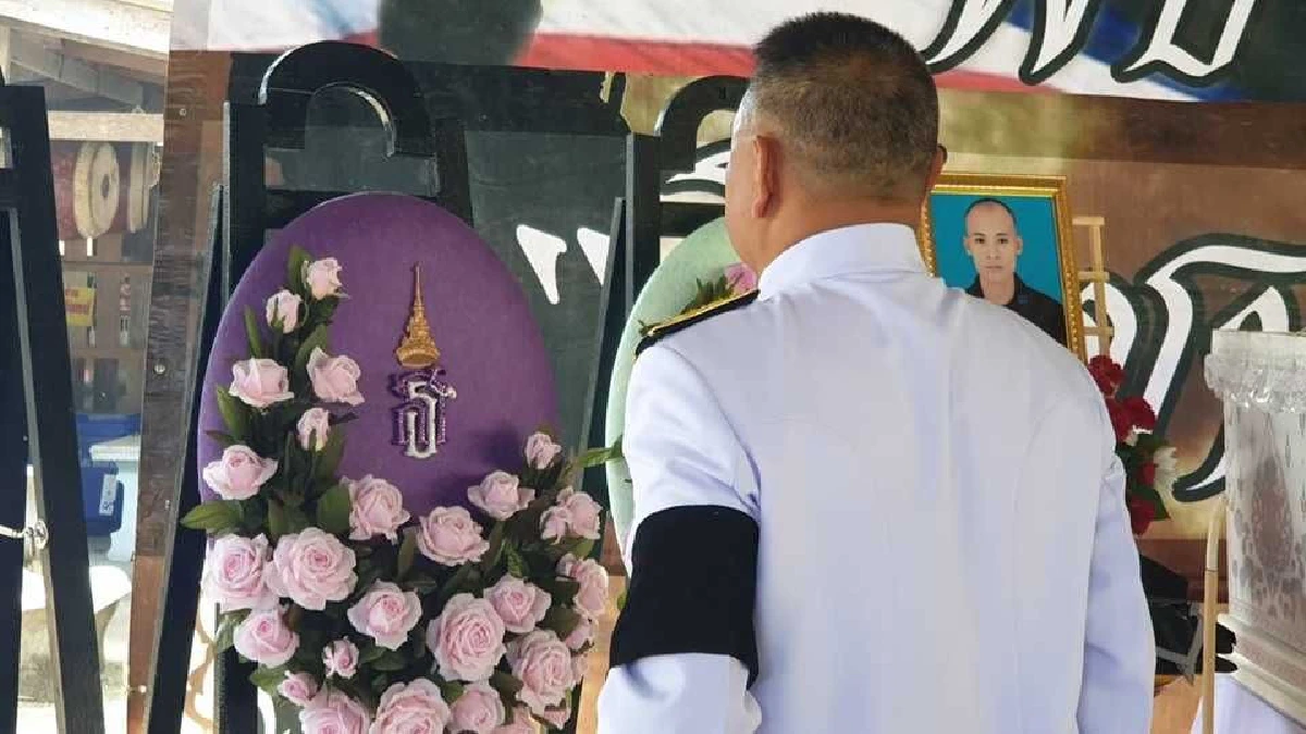 ในหลวงพระราชทานพวงมาลาวางหน้าหีบศพอาสาสมัครทหารพราน