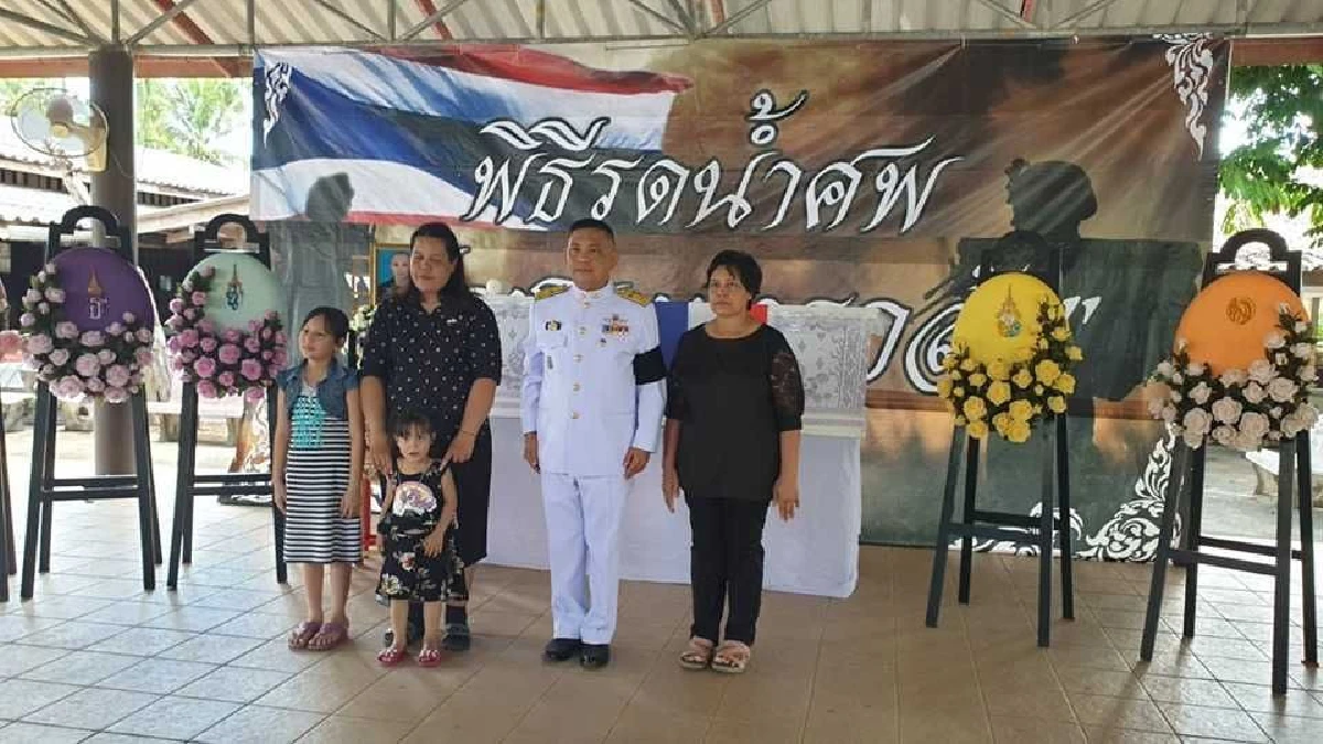 ในหลวงพระราชทานพวงมาลาวางหน้าหีบศพอาสาสมัครทหารพราน