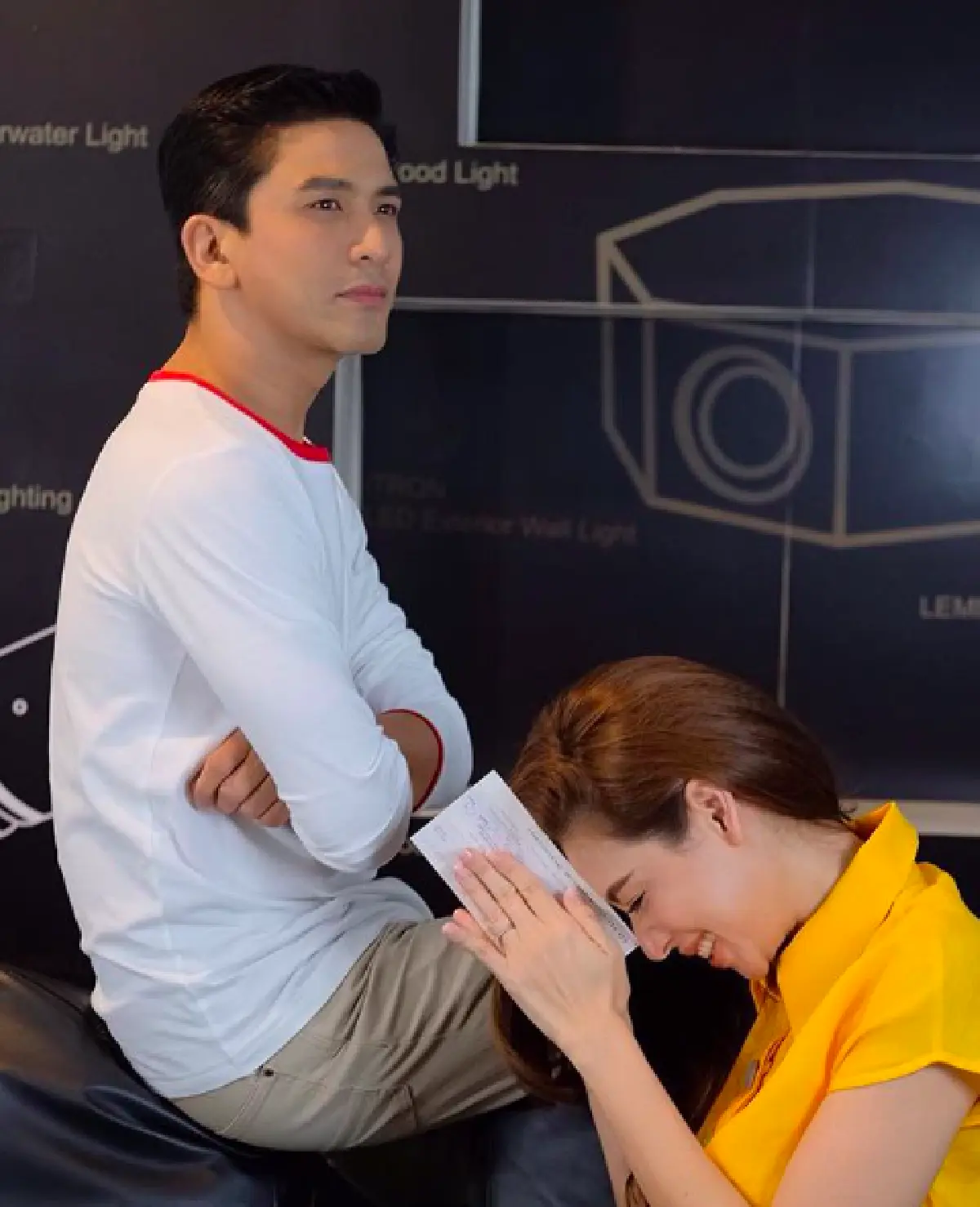 สามีดีเด่น! “เอ๋ พรทิพย์" กราบตักสามี "ป๋อ ณัฐวุฒิ” ขอบคุณที่เซ็นเช็คให้เป็นของขวัญวันเกิด