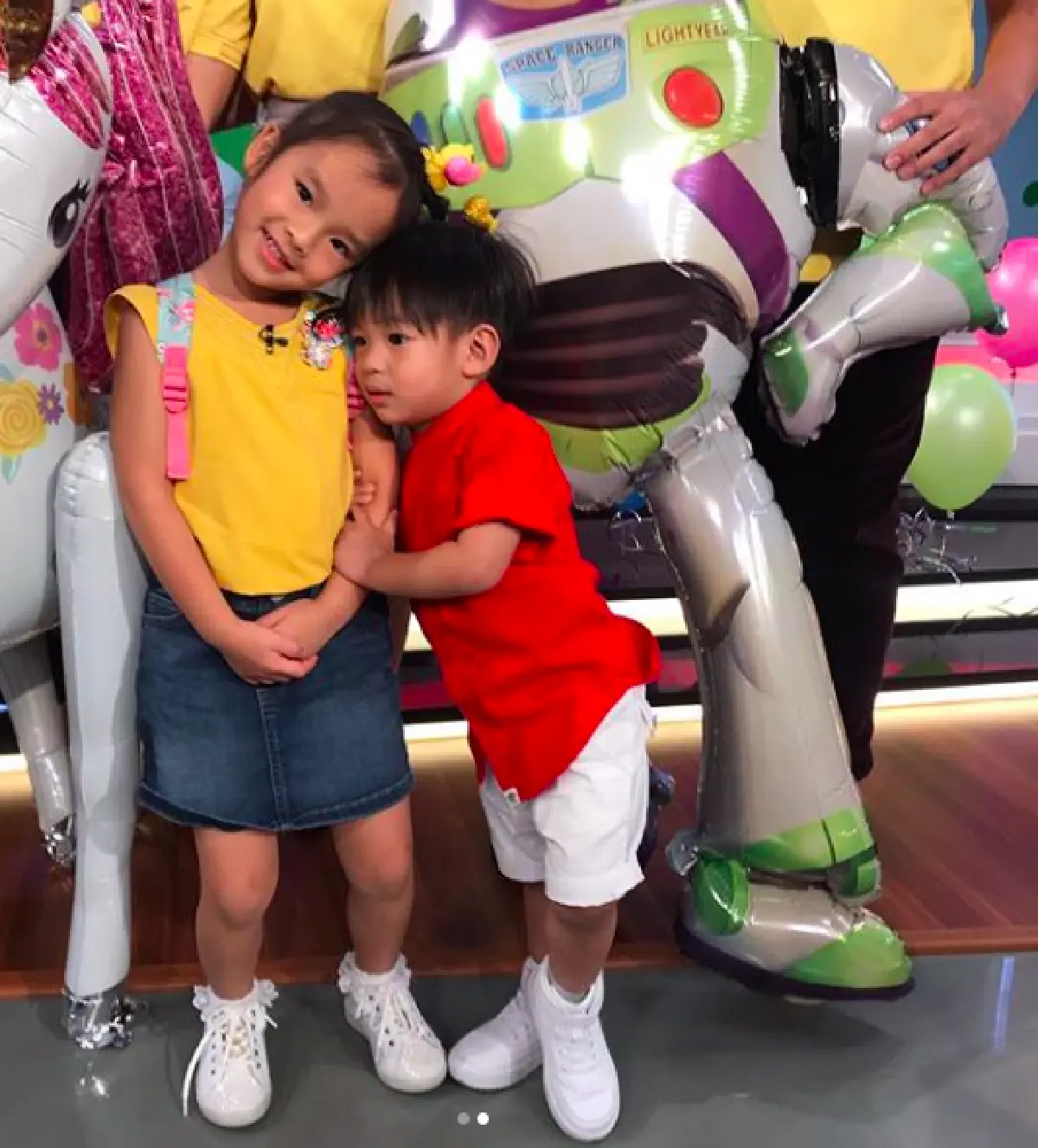 แม่เขินแทน! “น้องเรซซิ่ง” จุ๊บแก้ม “น้องปีใหม่” น่ารักมาก แฟนๆ กดไลค์รัว