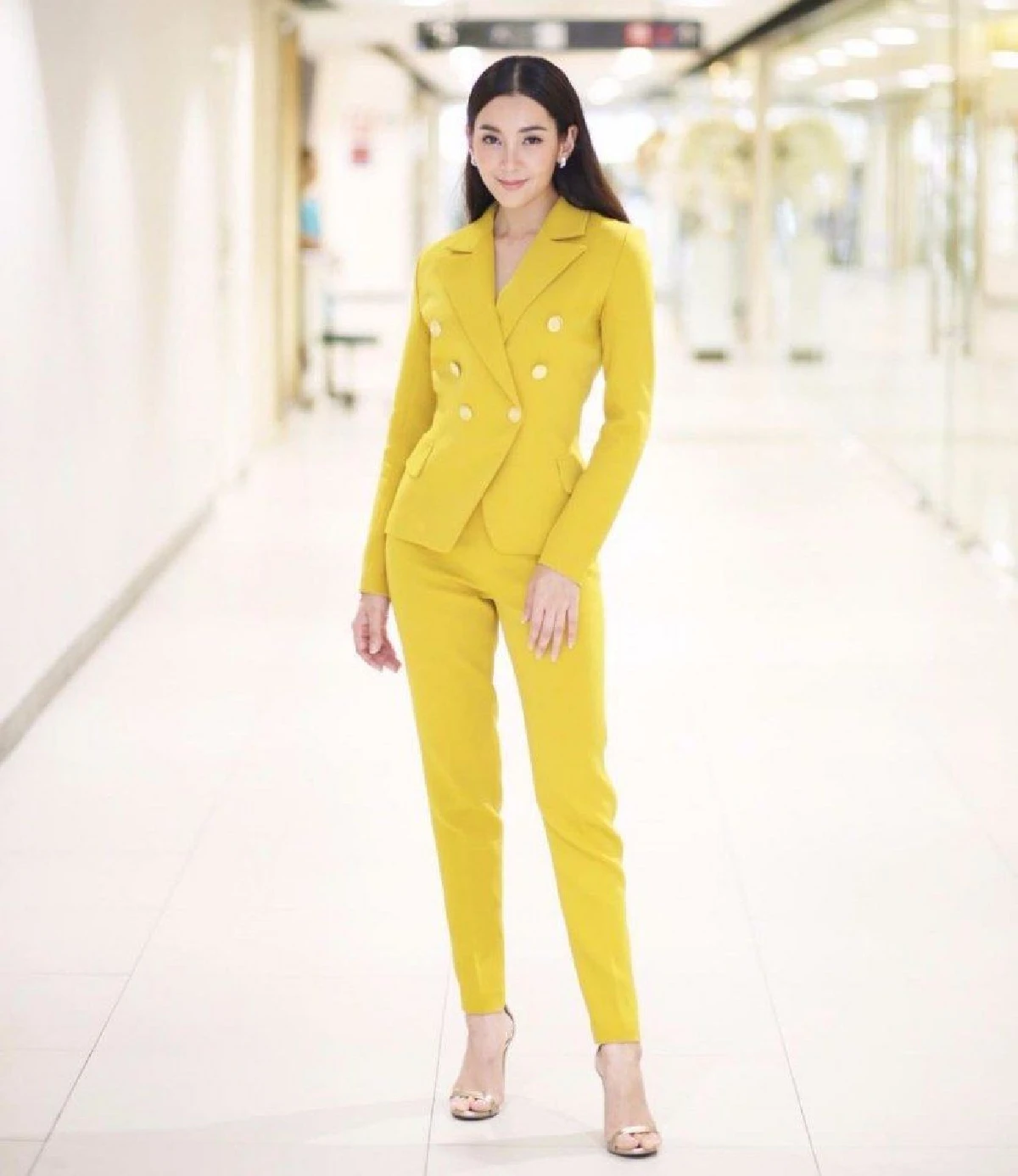 ส่องแฟชั่นชุดสีเหลืองของเหล่าซุปตาร์ สวยดูดีอย่างมีสไตล์