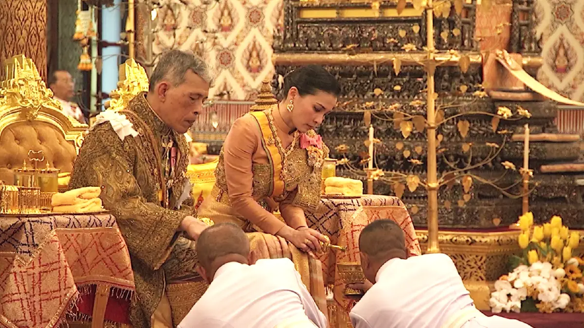 "ในหลวง-พระราชินี" เสด็จฯถวายบังคมพระบรมอัฐิ พระอัฐิ สมเด็จพระบรมราชบุพการี