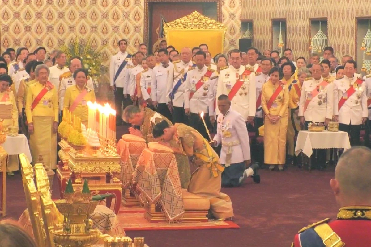 "ในหลวง-พระราชินี" เสด็จฯถวายบังคมพระบรมอัฐิ พระอัฐิ สมเด็จพระบรมราชบุพการี