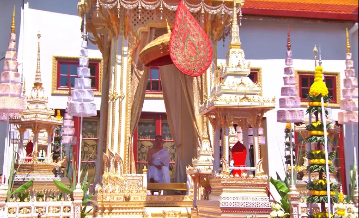 "สมเด็จพระเจ้าอยู่หัว"ทรงสรงน้ำมุรธาภิเษกและทรงรับน้ำอภิเษก