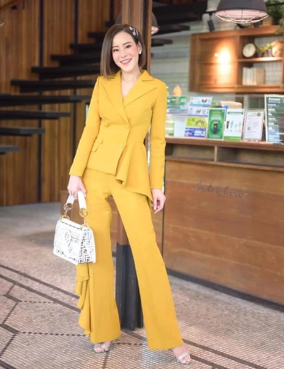 ส่องแฟชั่นชุดสีเหลืองของเหล่าซุปตาร์ สวยดูดีอย่างมีสไตล์