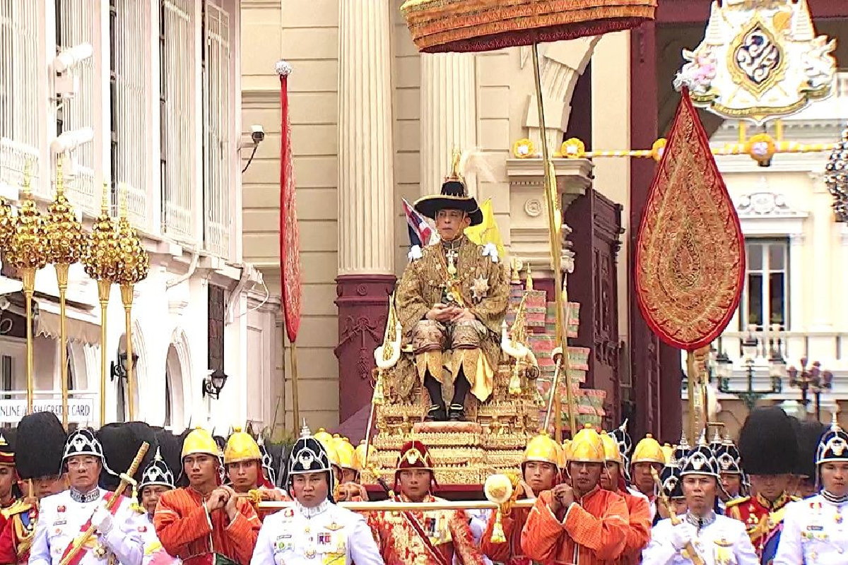 พระบาทสมเด็จพระเจ้าอยู่หัวทรงประกาศพระองค์เป็น "พุทธศาสนูปถัมภก" พระบาทสมเด็จพระเจ้าอยู่หัวทรงประกาศพระองค์เป็น "พุทธศาสนูปถัมภก"