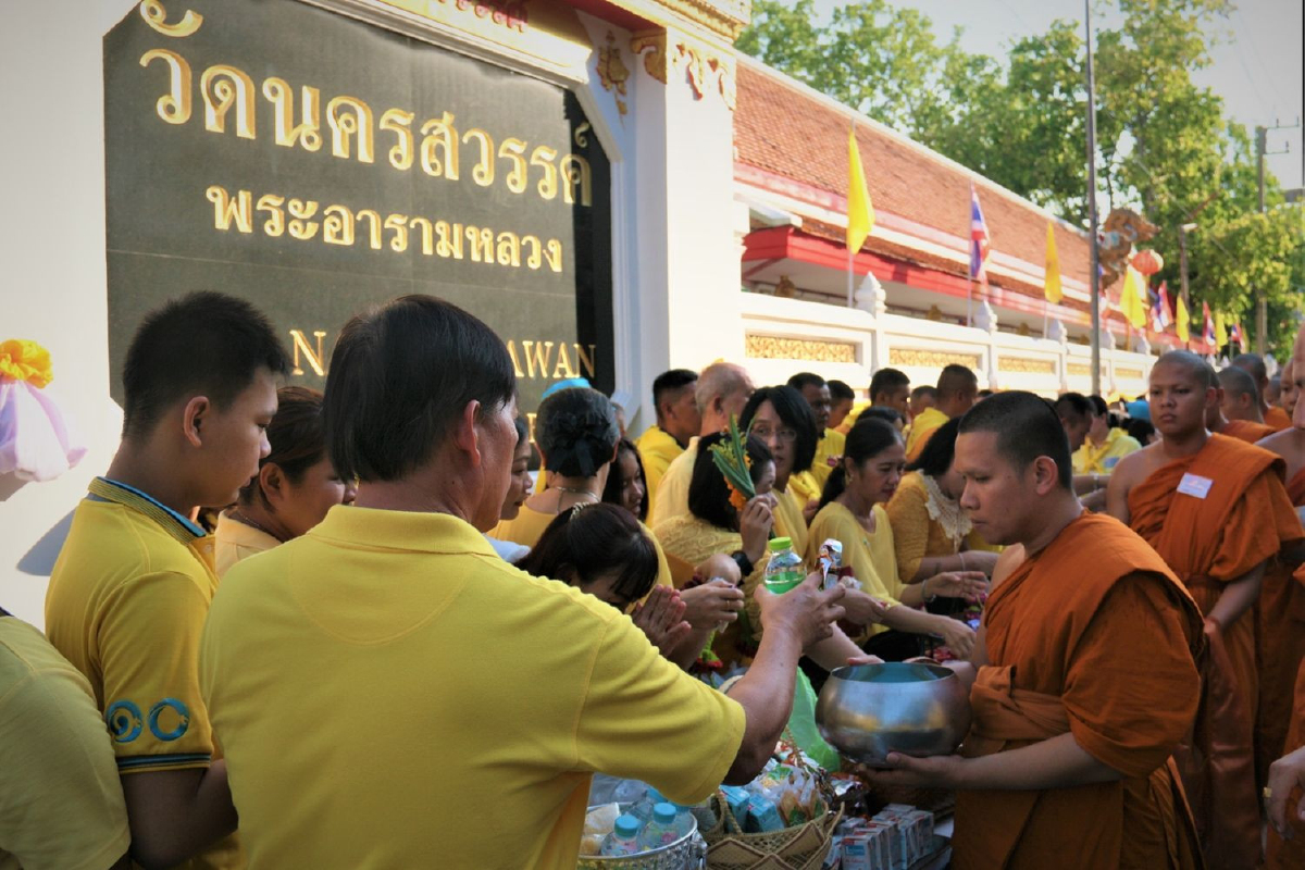 พสกนิกรปากน้ำโพทำบุญตักบาตรเฉลิมพระเกียรติวันบรมราชาภิเษก พสกนิกรปากน้ำโพทำบุญตักบาตรเฉลิมพระเกียรติวันบรมราชาภิเษก