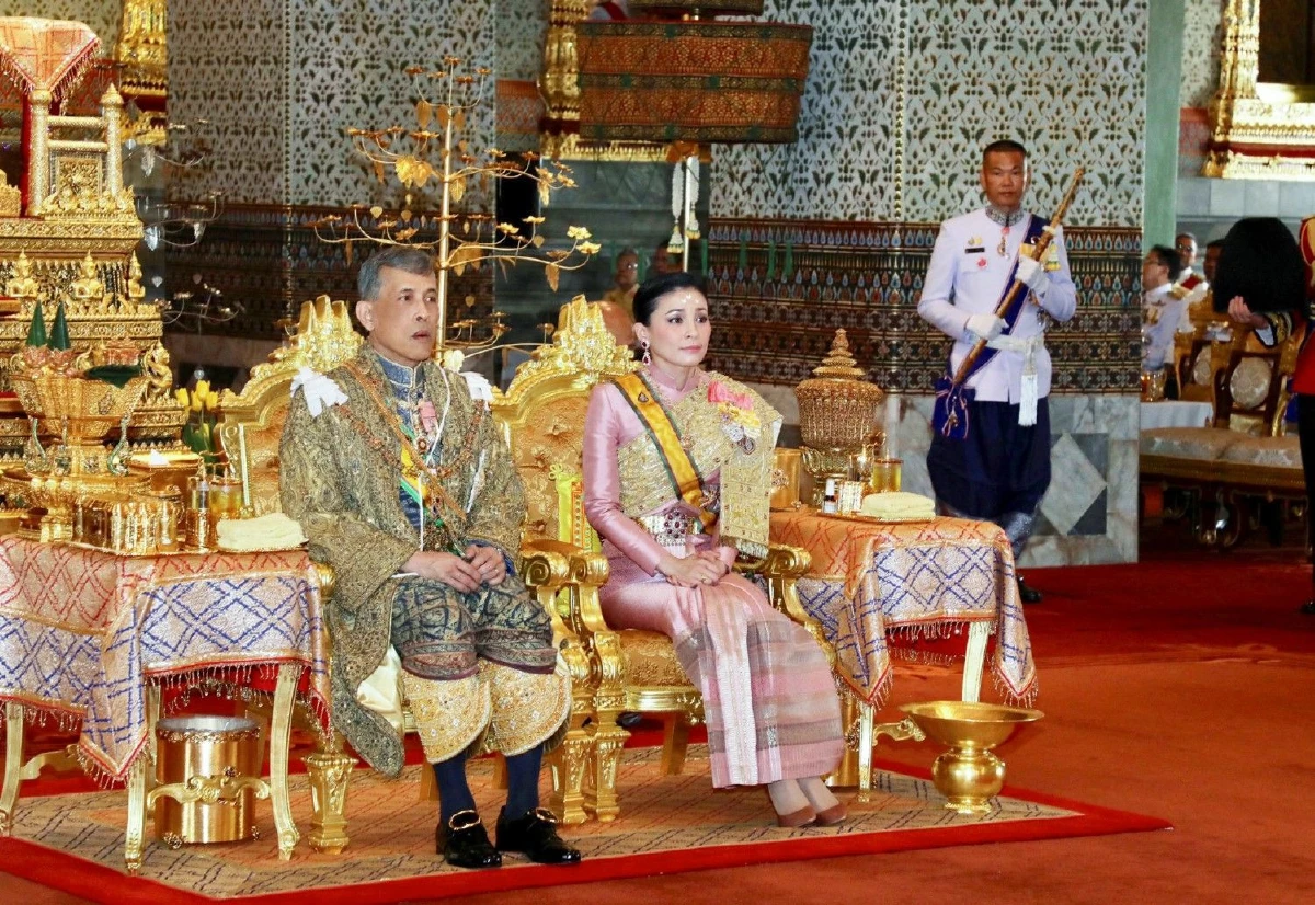 ในหลวงทรงโปรย "ดอกพิกุลเงิน พิกุลทอง" พระราชทานแก่พระบรมวงศานุวงศ์