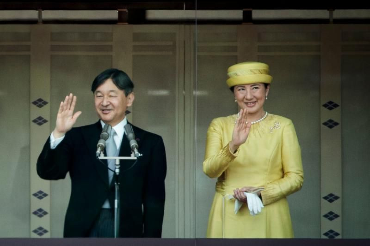 พระจักรพรรดิและพระจักรพรรดินีญี่ปุ่นเสด็จออกสีหบัญชร พระจักรพรรดิและพระจักรพรรดินีญี่ปุ่นเสด็จออกสีหบัญชร