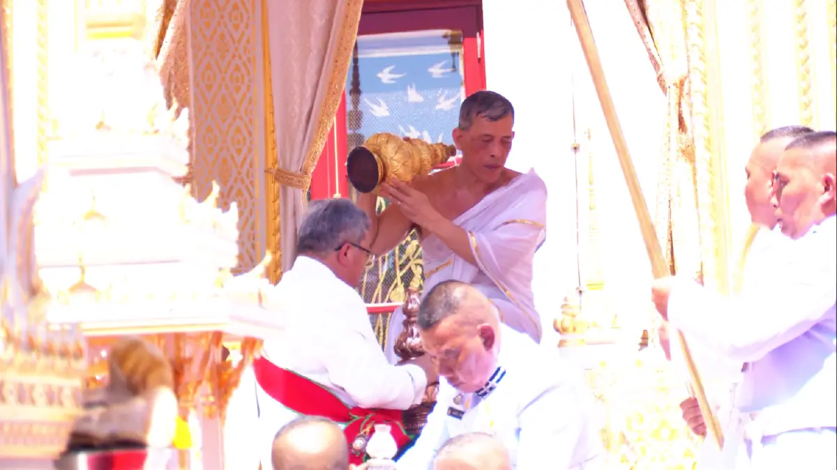 "สมเด็จพระเจ้าอยู่หัว"ทรงสรงน้ำมุรธาภิเษกและทรงรับน้ำอภิเษก