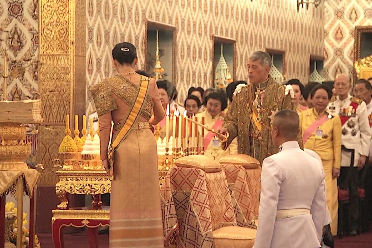"ในหลวง-พระราชินี" เสด็จฯถวายบังคมพระบรมอัฐิ พระอัฐิ สมเด็จพระบรมราชบุพการี