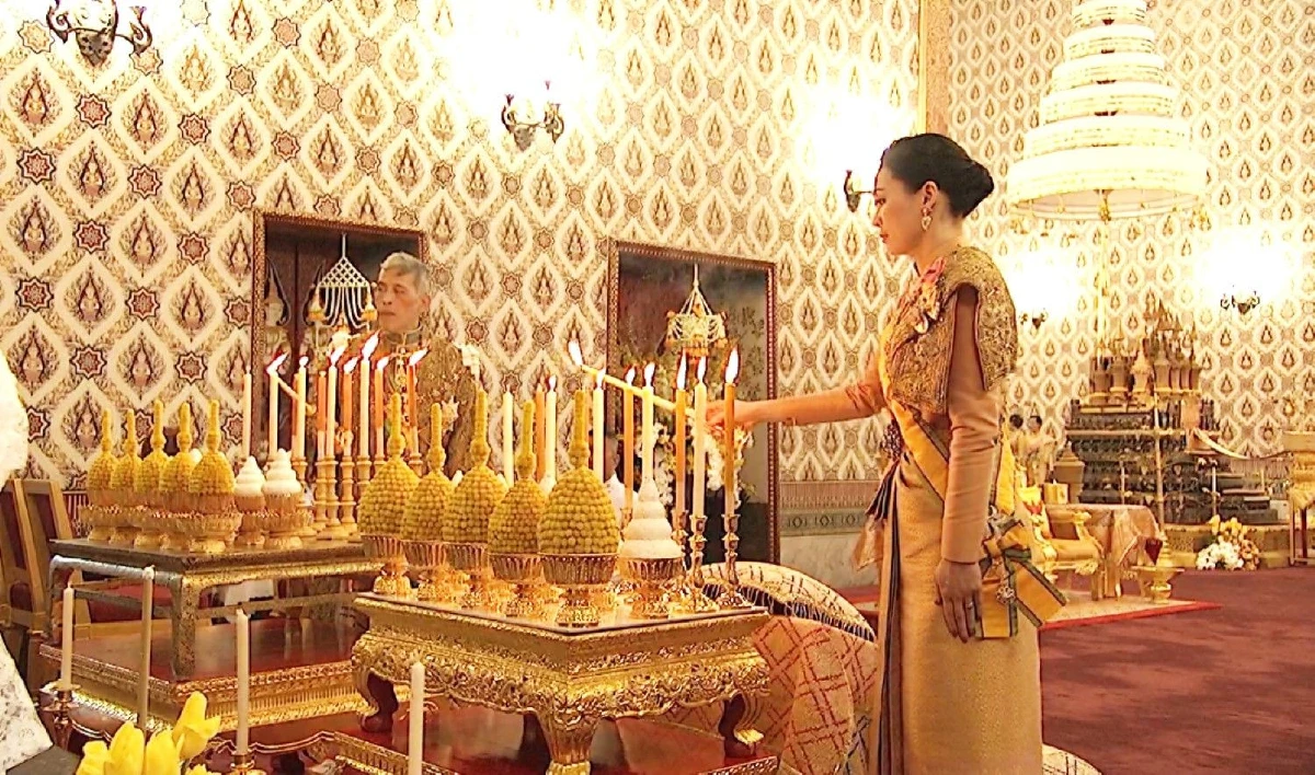 "ในหลวง-พระราชินี" เสด็จฯถวายบังคมพระบรมอัฐิ พระอัฐิ สมเด็จพระบรมราชบุพการี