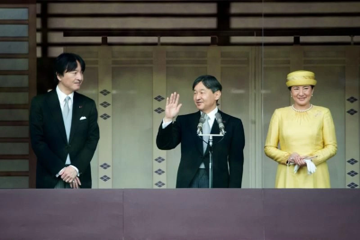 พระจักรพรรดิและพระจักรพรรดินีญี่ปุ่นเสด็จออกสีหบัญชร