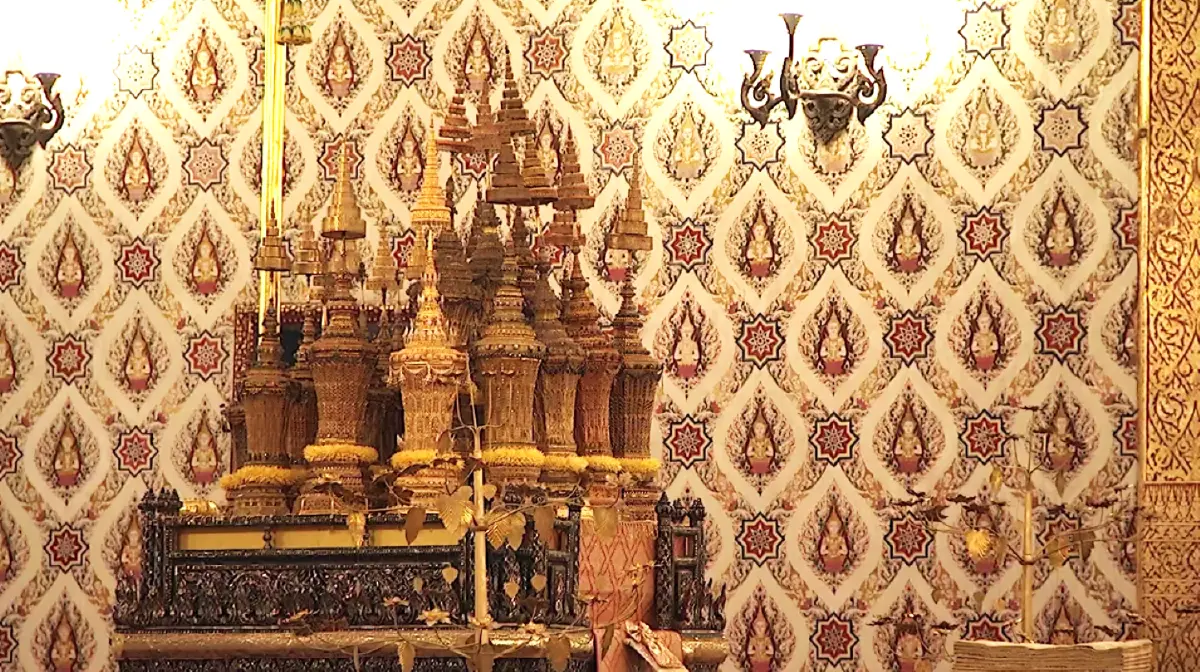 "ในหลวง-พระราชินี" เสด็จฯถวายบังคมพระบรมอัฐิ พระอัฐิ สมเด็จพระบรมราชบุพการี