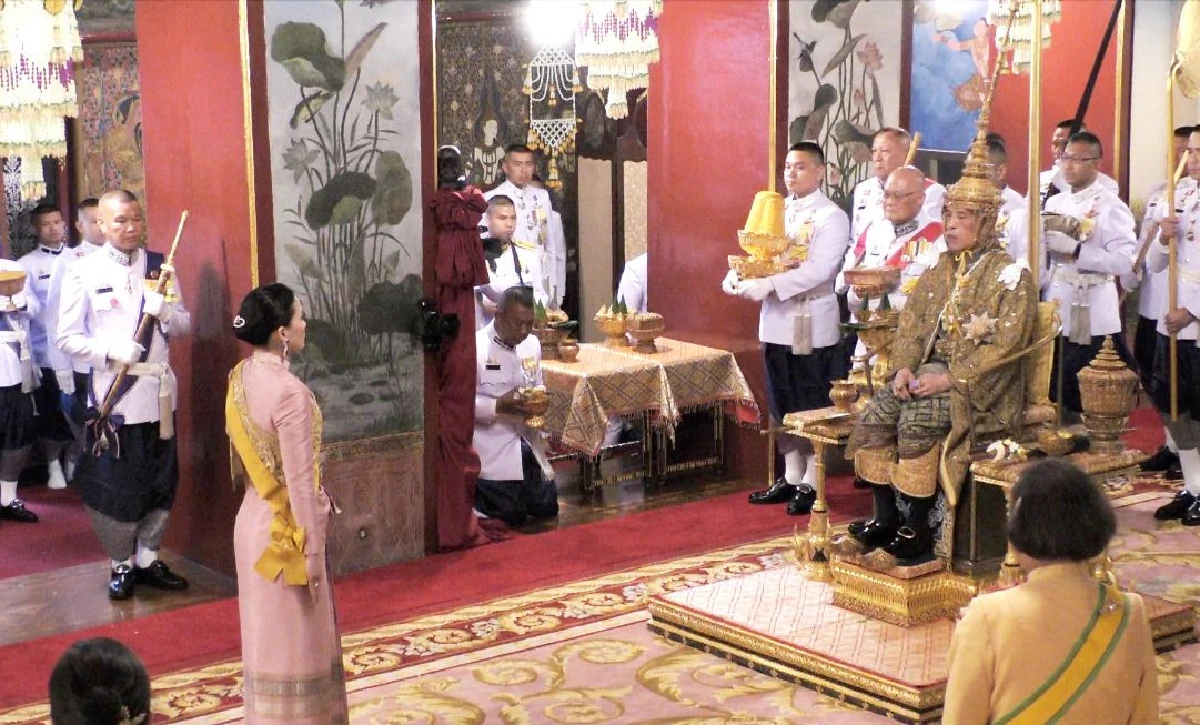 พระบรมราชโองการสถาปนา สมเด็จพระราชินีเป็น "สมเด็จพระนางเจ้าฯ พระบรมราชินี"