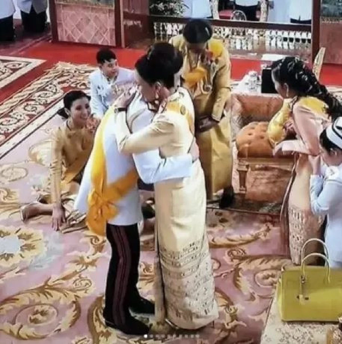 ทูลกระหม่อมฯ ทรงโพสต์ภาพพระราชพิธีบรมราชาภิเษก ทรงกอดในหลวง-ทรงเซลฟี่คู่พระเทพฯ