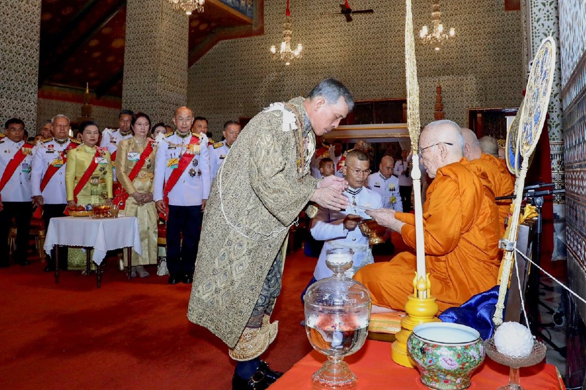 ในหลวงทรงโปรย "ดอกพิกุลเงิน พิกุลทอง" พระราชทานแก่พระบรมวงศานุวงศ์