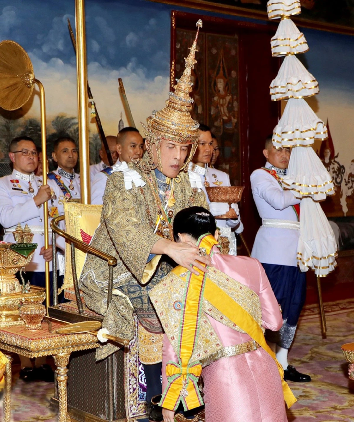 ในหลวงทรงโปรย "ดอกพิกุลเงิน พิกุลทอง" พระราชทานแก่พระบรมวงศานุวงศ์