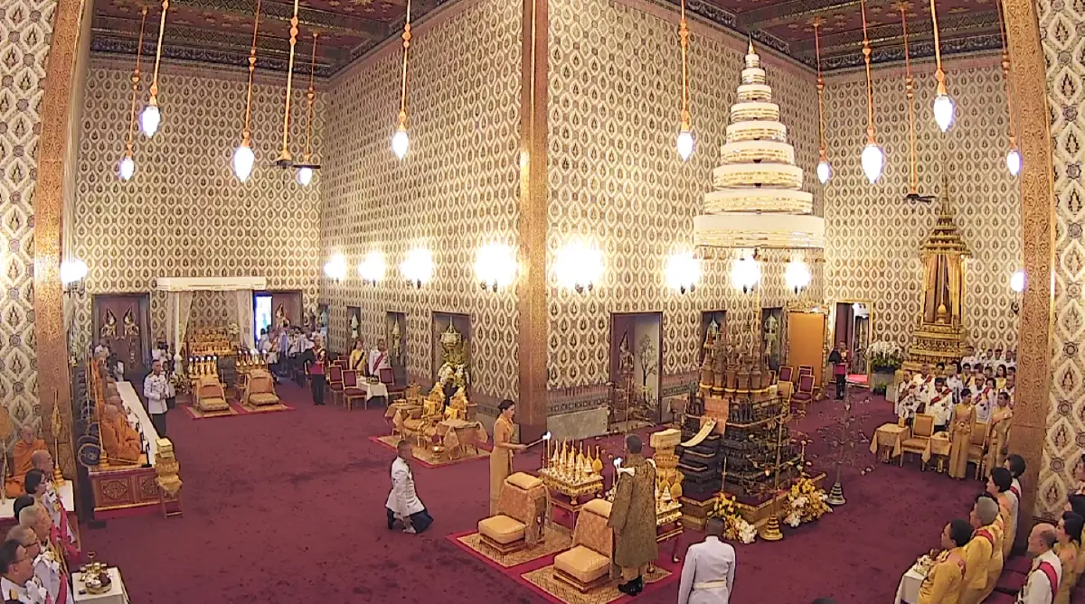 "ในหลวง-พระราชินี" เสด็จฯถวายบังคมพระบรมอัฐิ พระอัฐิ สมเด็จพระบรมราชบุพการี