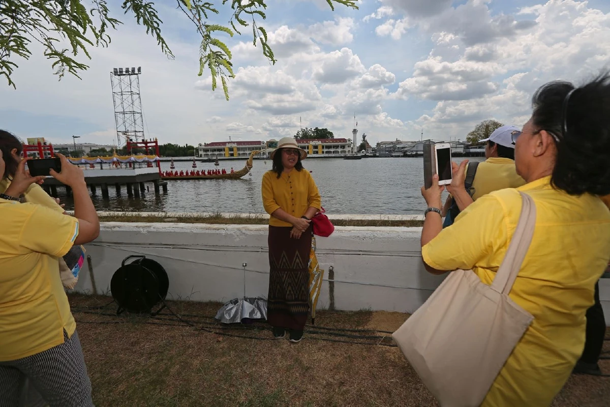 เก็บภาพความประทับใจประชาชนร่วมถ่ายรูปเรือพระที่นั่งสุพรรณหงส์