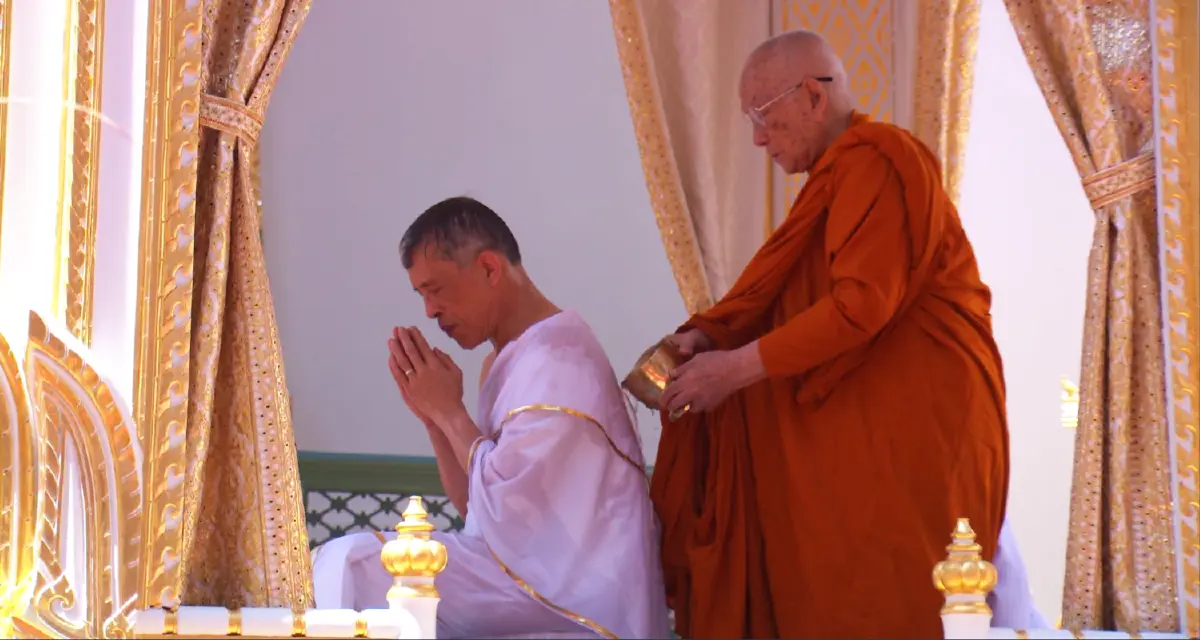 "สมเด็จพระเจ้าอยู่หัว"ทรงสรงน้ำมุรธาภิเษกและทรงรับน้ำอภิเษก