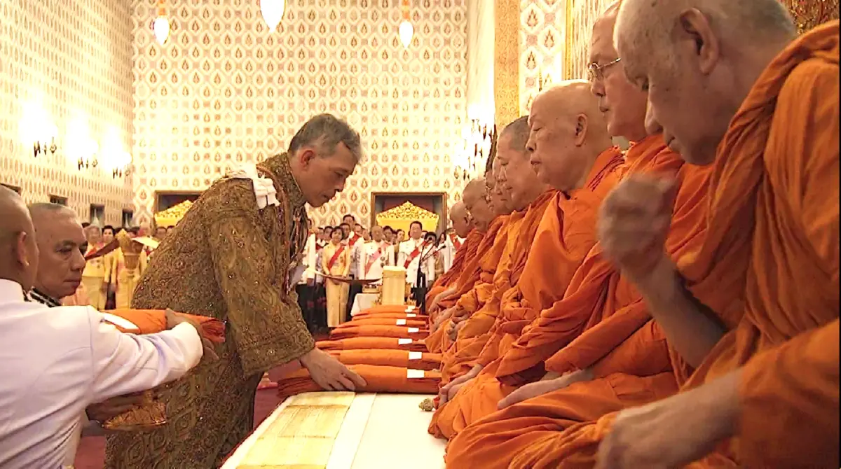 "ในหลวง-พระราชินี" เสด็จฯถวายบังคมพระบรมอัฐิ พระอัฐิ สมเด็จพระบรมราชบุพการี