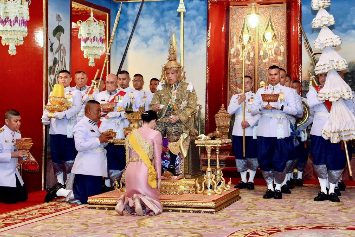 ในหลวงทรงโปรย "ดอกพิกุลเงิน พิกุลทอง" พระราชทานแก่พระบรมวงศานุวงศ์