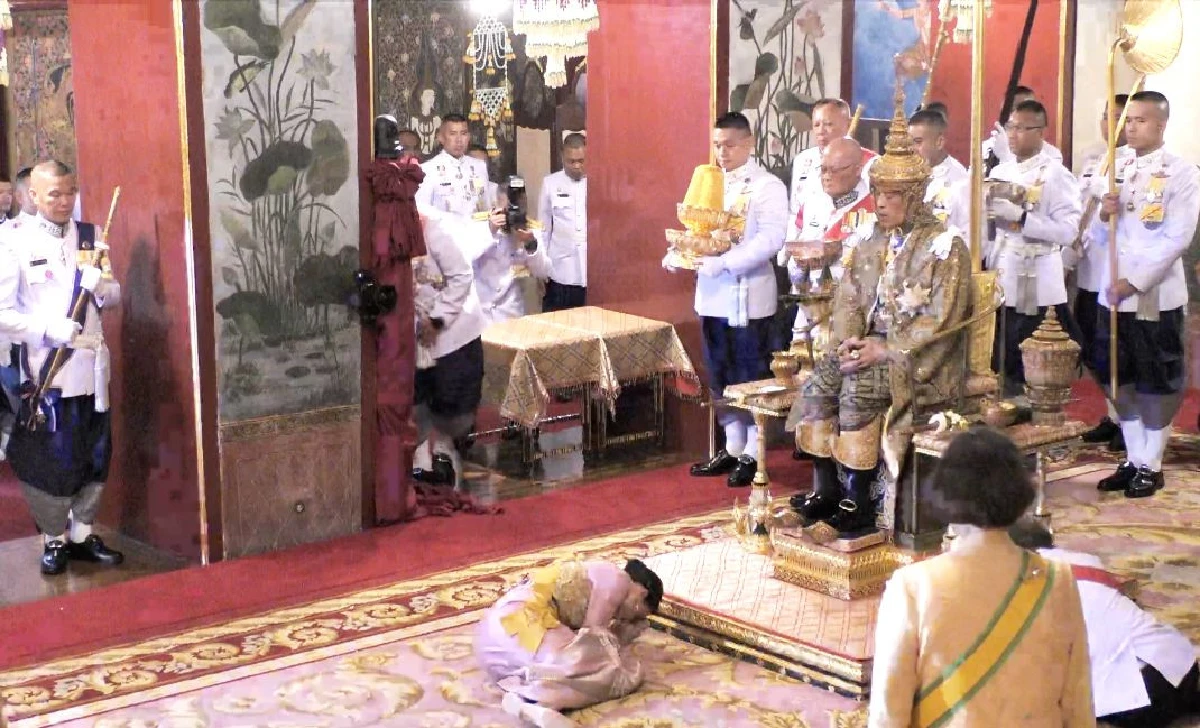 พระบรมราชโองการสถาปนา สมเด็จพระราชินีเป็น "สมเด็จพระนางเจ้าฯ พระบรมราชินี"