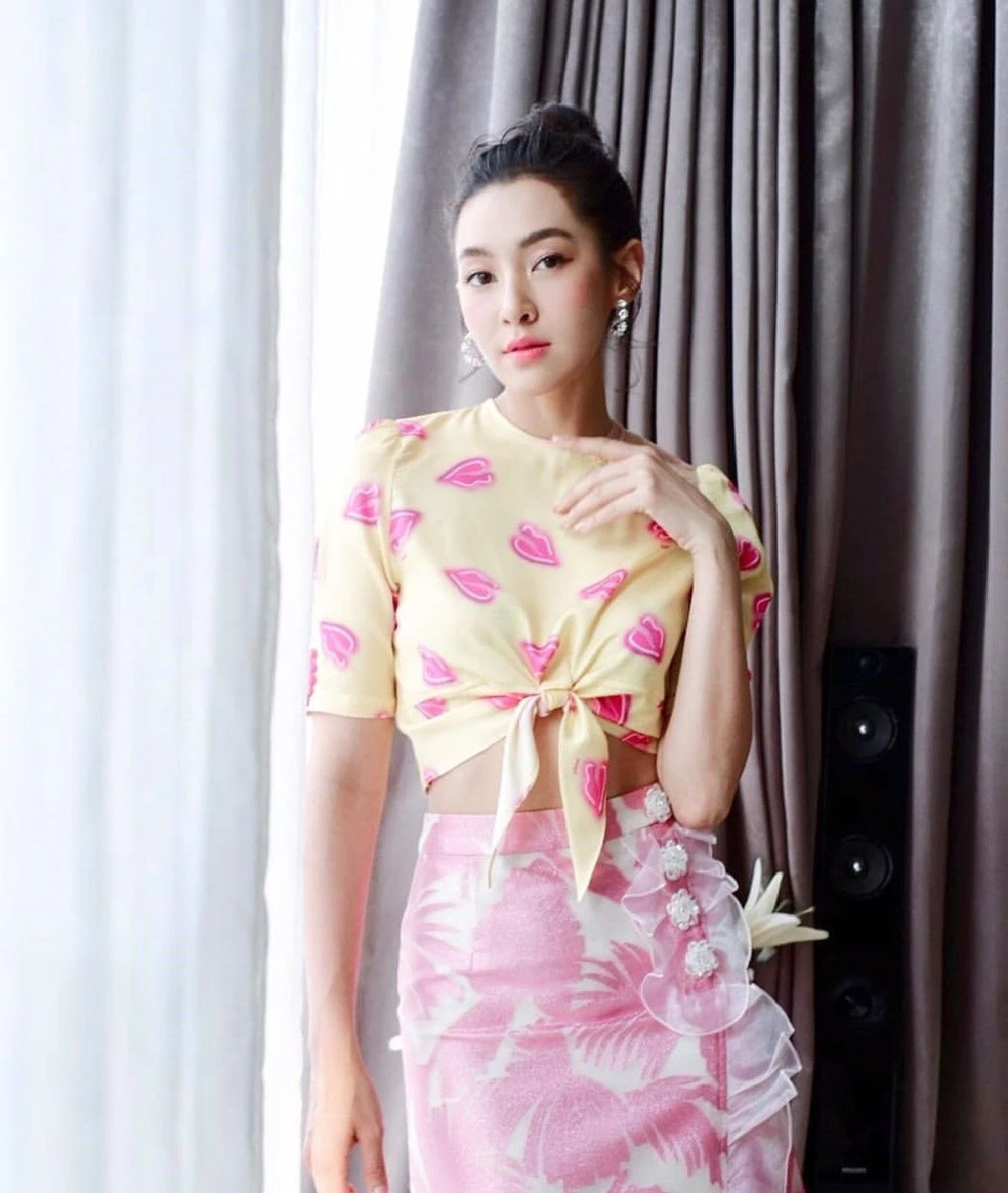 ส่องแฟชั่นชุดสีเหลืองของเหล่าซุปตาร์ สวยดูดีอย่างมีสไตล์