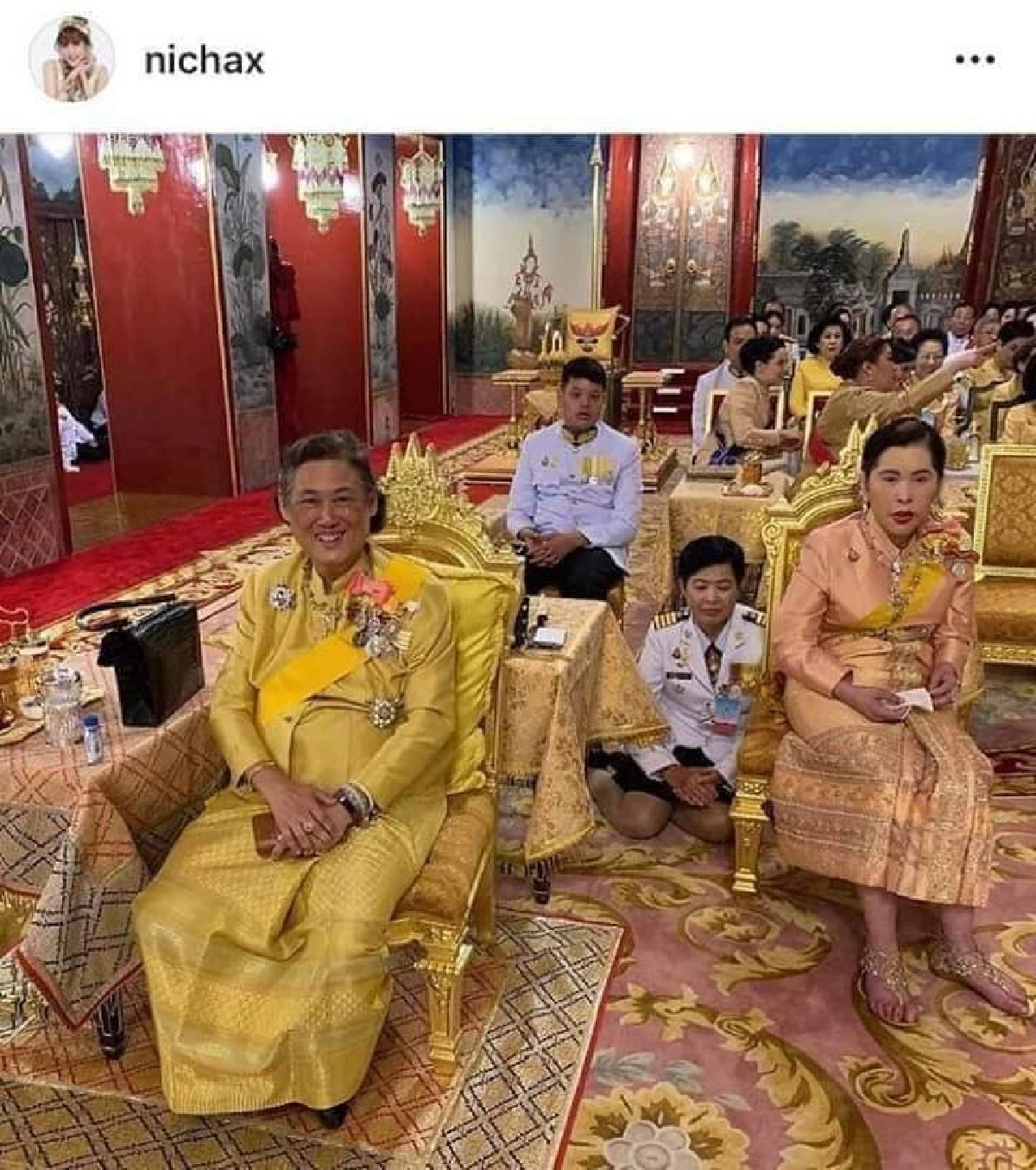 ทูลกระหม่อมฯ ทรงโพสต์ภาพพระราชพิธีบรมราชาภิเษก ทรงกอดในหลวง-ทรงเซลฟี่คู่พระเทพฯ
