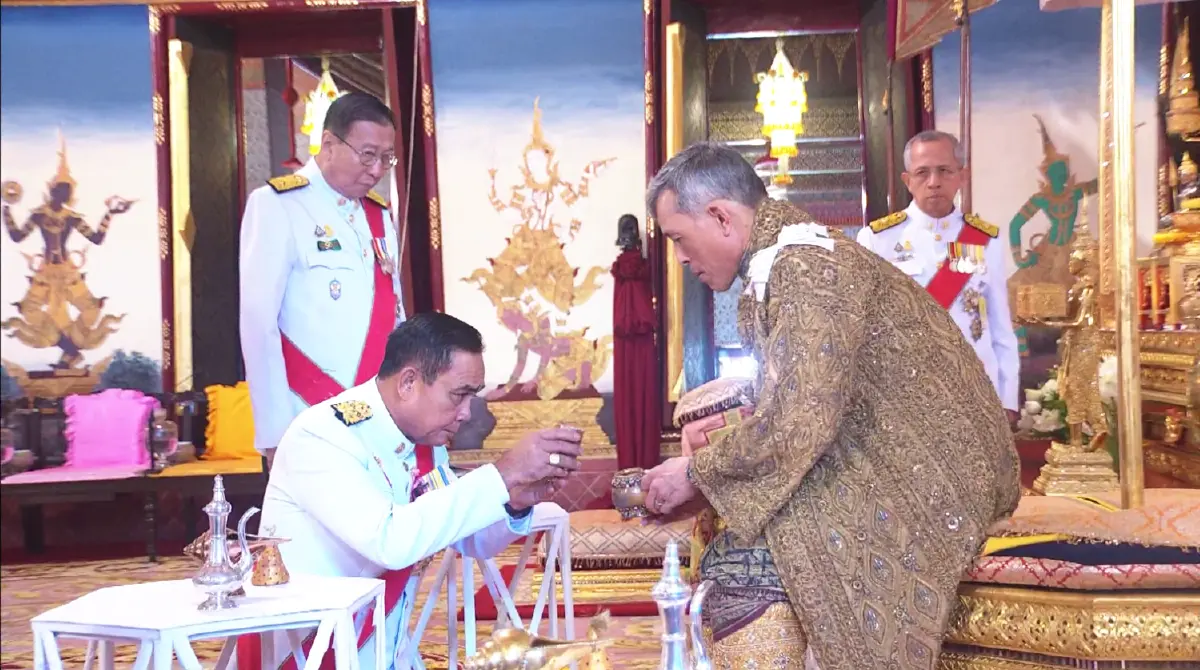 "สมเด็จพระเจ้าอยู่หัว" ทรงรับน้ำอภิเษกจากทั้ง 8 ทิศ