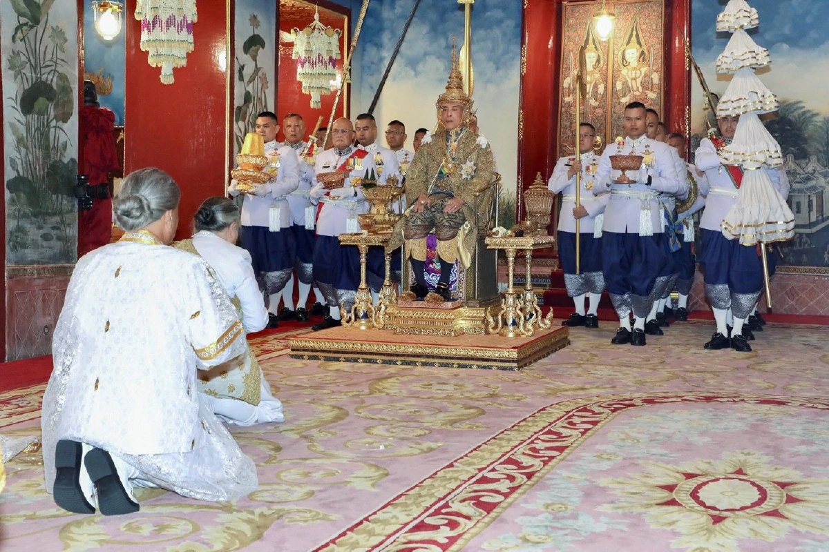 ในหลวงทรงโปรย "ดอกพิกุลเงิน พิกุลทอง" พระราชทานแก่พระบรมวงศานุวงศ์