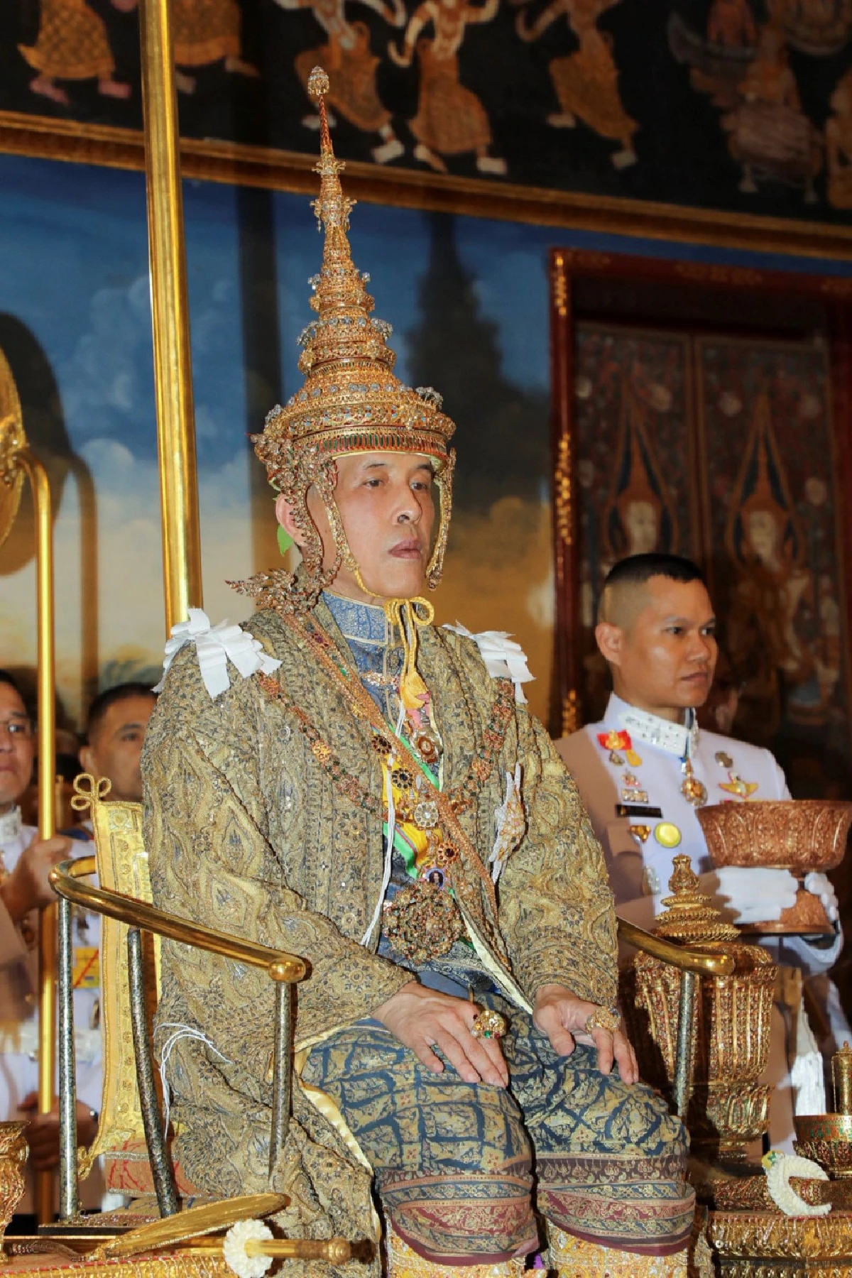 ในหลวงทรงโปรย "ดอกพิกุลเงิน พิกุลทอง" พระราชทานแก่พระบรมวงศานุวงศ์