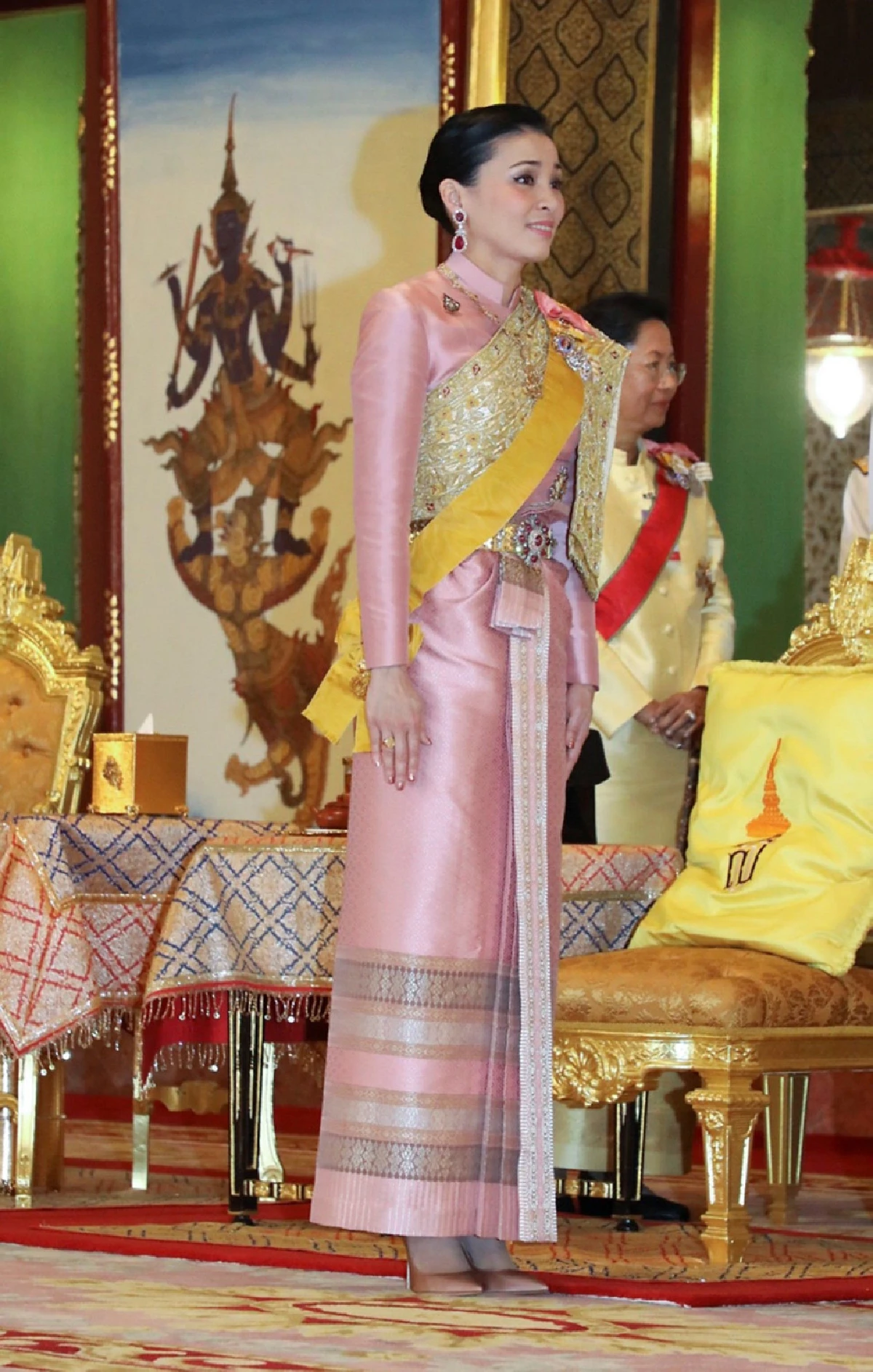 ในหลวงทรงโปรย "ดอกพิกุลเงิน พิกุลทอง" พระราชทานแก่พระบรมวงศานุวงศ์