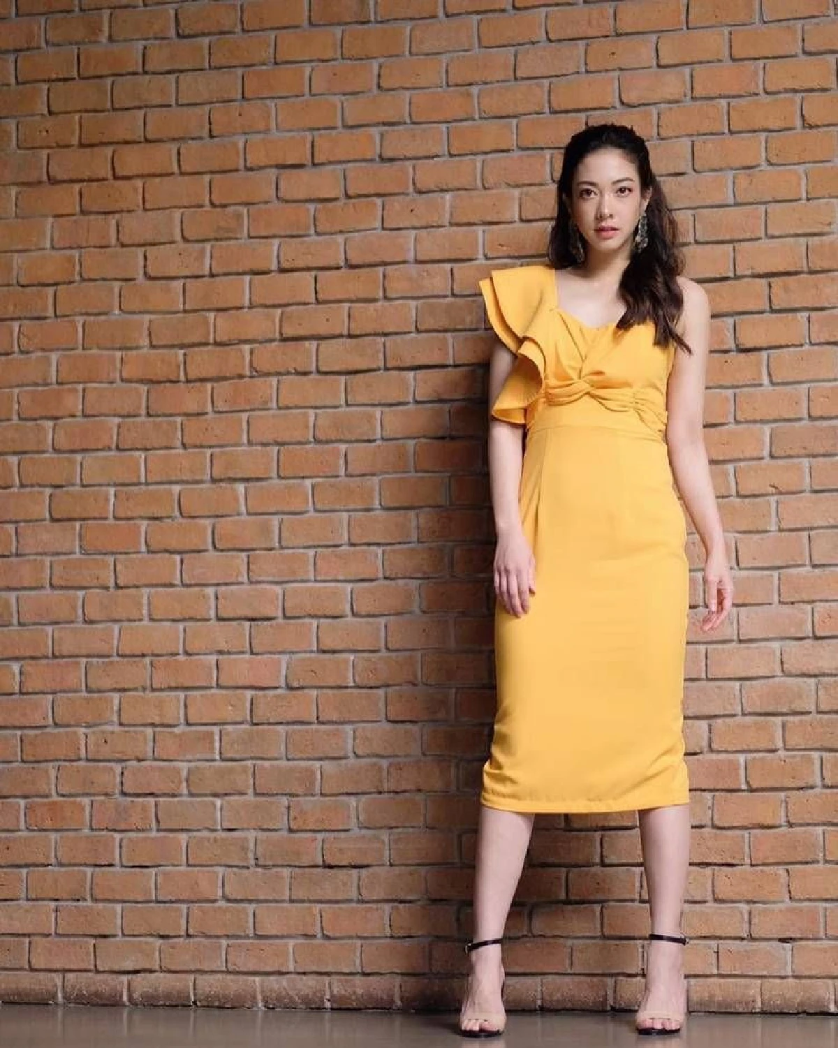 ส่องแฟชั่นชุดสีเหลืองของเหล่าซุปตาร์ สวยดูดีอย่างมีสไตล์