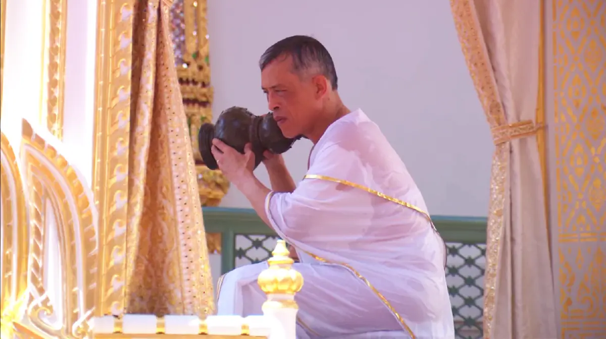 "สมเด็จพระเจ้าอยู่หัว"ทรงสรงน้ำมุรธาภิเษกและทรงรับน้ำอภิเษก