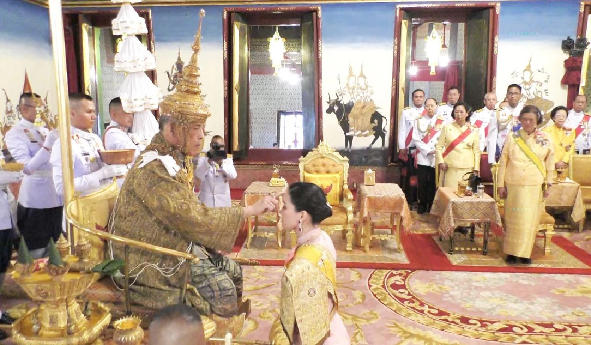 พระบรมราชโองการสถาปนา สมเด็จพระราชินีเป็น "สมเด็จพระนางเจ้าฯ พระบรมราชินี"