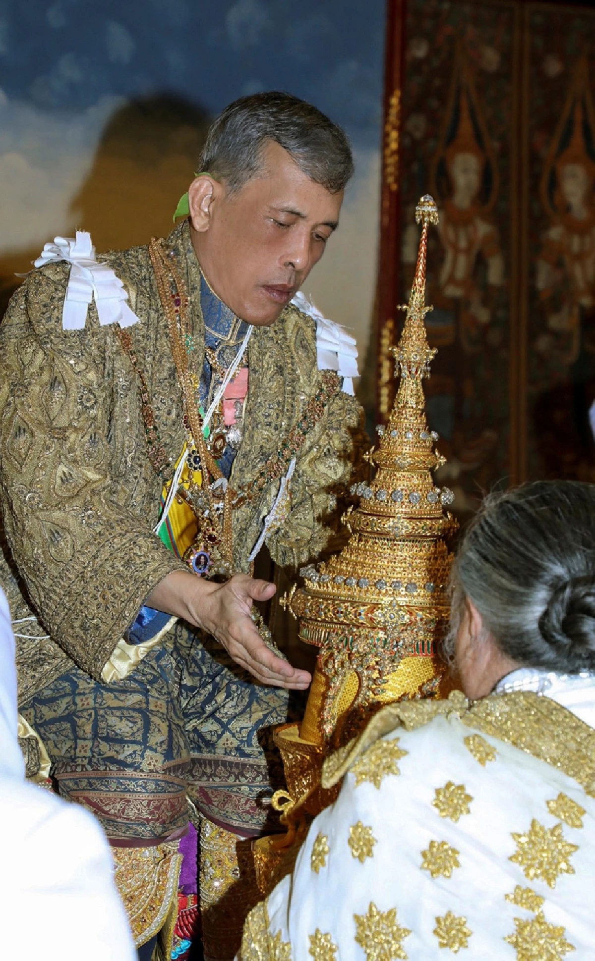 ในหลวงทรงโปรย "ดอกพิกุลเงิน พิกุลทอง" พระราชทานแก่พระบรมวงศานุวงศ์
