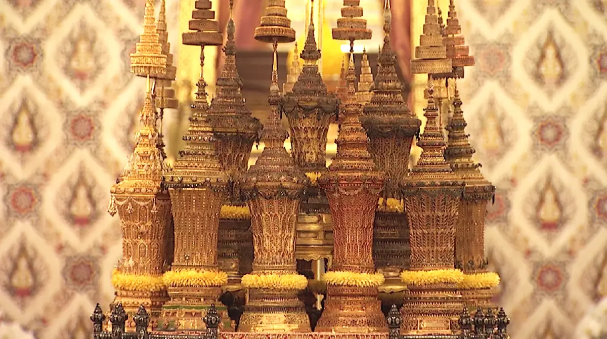 "ในหลวง-พระราชินี" เสด็จฯถวายบังคมพระบรมอัฐิ พระอัฐิ สมเด็จพระบรมราชบุพการี